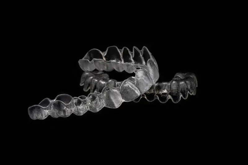 Noszenie nakładek Invisalign
